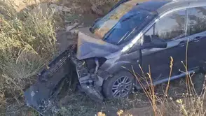 Yüksekova-Van karayolunda iki aracın karıştığı kazada dört kişi yaralandı