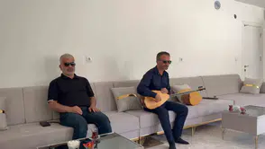 Görme yetisini kaybeden İsmail Babat bağlama ile hayata tutundu