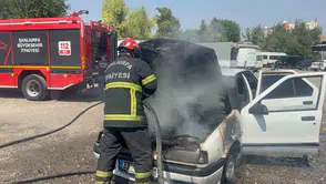 Şanlıurfa'da park halindeki otomobil alevler içinde kaldı