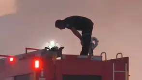 Elazığ'da itfaiye eri yangın sonrası aracın üzerinde namaz kıldı