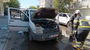 Batman Hilal Mahallesi'nde park halindeki otomobil alevlere teslim oldu