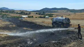 Hozat kırsalında çıkan ot yangını köylülerin yardımıyla söndürüldü