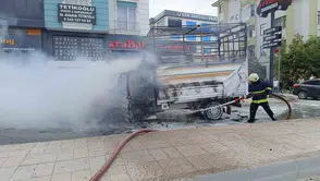 Van İpekyolu Caddesi üzerinde park halindeki kamyonet alevlere teslim oldu