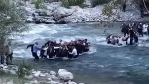 Yüksekova'da sarp arazide yaşamını yitiren vatandaşın cenazesi omuzlarda taşındı
