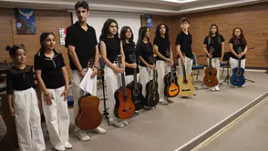 Miniklerin sahnedeki performansı yaz kurslarının kapanışını renklendirdi