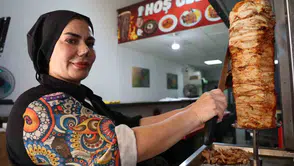 İki çocuk annesi Aysun Alpsoy, kendi döner dükkanını açarak patron oldu