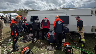 Diyarbakır’da korkutan kaza: Midibüs devrildi, 11 yaralı