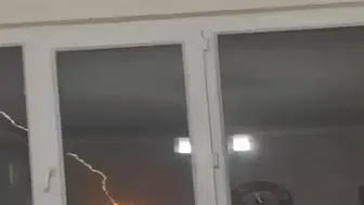 Diyarbakır’da binaya yıldırım düştü: O anlar kamerada