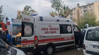 Birecik’te fırtına can aldı: Güneş paneli otomobilin üzerine düştü