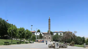 Kavurucu sıcaklar Diyarbakır sokaklarını ve tarihi alanları ıssız bıraktı