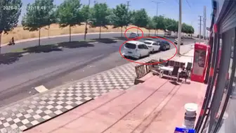 Diyarbakırda kontrolden çıkan otomobil park halindeki araçlara çarptı
