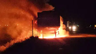 Adilcevaz yolunda seyir halindeki tırın dorsesi alevlere teslim oldu