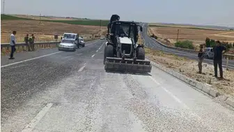 Çınar ilçesinde yoldan çıkan hafriyat kamyonu devrildi