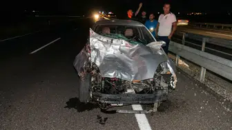 Siverek yolunda dehşet anları: Eşeğe çarpmamak isterken bariyerlere savruldular