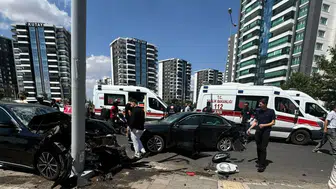 Diyarbakır Kayapınar’da iki otomobil çarpıştı: 1’i ağır 2 yaralı