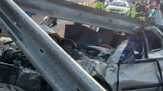 Şanlıurfa yolunda kontrolden çıkan araç bariyerlere girdi