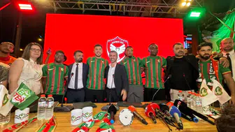 Amedspor yeni transferlerini taraftarıyla birlikte düzenlenen törende resmen duyurdu