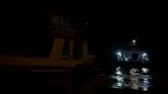 Şiddetli fırtınada sürüklenen feribotun yolcuları tahliye edildi