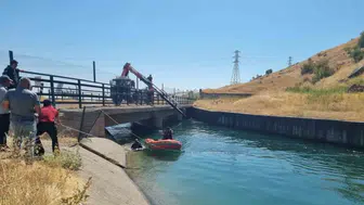 Eğil ilçesinde kanala düşen otomobildeki 4 kişi ölümden döndü