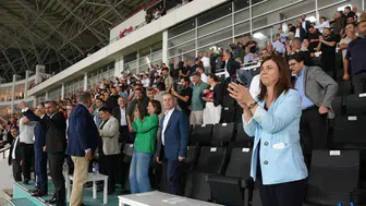 Amedspor lider oldu: Serra Bucak tribünde kutladı