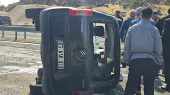 Bitlis Adilcevaz yolunda kamyonet devrildi iki kişi yaralandı