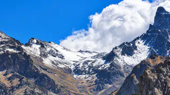Hakkari dağlarına mevsimin ilk karı düştü