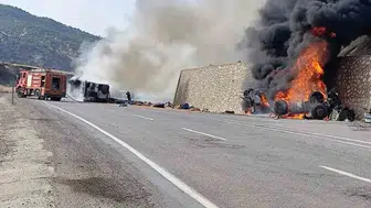 Siirt Baykan yolunda iki tır çarpıştı ve alevler içinde kaldı