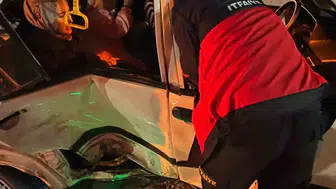 Van Edremit'te iki otomobil çarpıştı üç kişi yaralandı