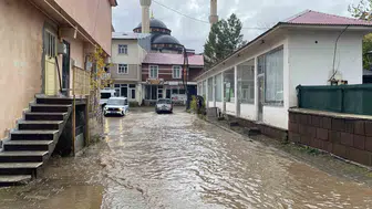 Bingöl Karlıova'da sağanak yağış hayatı felç etti