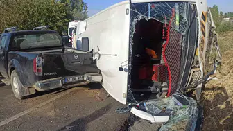 Bingöl'de midibüs ve pikap çarpıştı: 12 kişi yaralandı