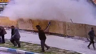 Van'da kazı çalışması sırasında lokantanın çökme anı kameraya yansıdı