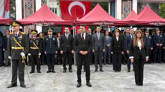 Tunceli Cumhuriyet Bayramı coşkusunu çelenk sunma töreniyle başlattı