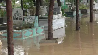 Diyarbakır'da yağış nedeniyle mezarlık sular altında kaldı