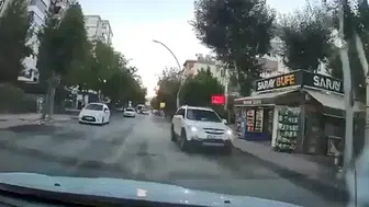 Elazığ trafiğinde tehlikeli anlar kameraya yansıdı