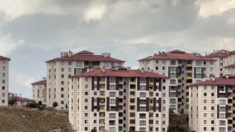 Yüksekova'nın yüksek kesimlerine mevsimin ilk karı yağdı