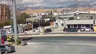 Silopi'de motosikletli çocuğun karıştığı kaza güvenlik kamerasına yansıdı