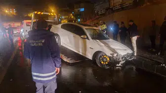 Hakkari'de yağışlı havada kontrolden çıkan otomobil tabelaya çarptı