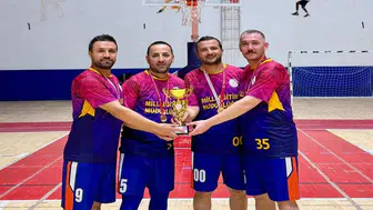 Hakkari İl Millî Eğitim Müdürlüğü Basketbol Takımı şampiyonluk kupasını kaldırdı