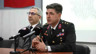Gazi üsteğmenin şehit babasına gösterdiği büyük hürmet duygulandırdı