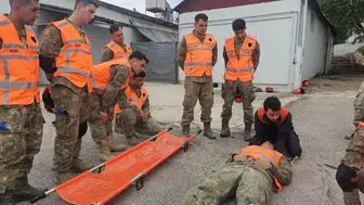 Şırnak'ta arama kurtarma ekipleri zorlu enkaz eğitimlerinden geçiyor