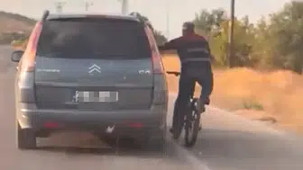 Elazığ'da bisikletli sürücünün yürekleri ağza getiren tehlikeli yolculuğu