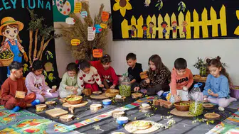Diyarbakırlı çocuklar zeytin kırma geleneğini uygulamalı olarak öğrendi