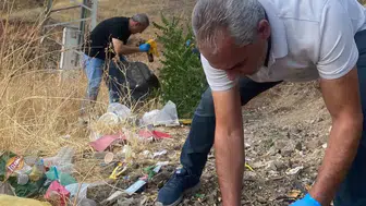 Elazığlı servis şoförlerinden çevre temizliği için anlamlı hareket