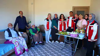 Elazığ'da yaşlı çiftin kışlık hazırlıklarına gönüllülerden anlamlı destek