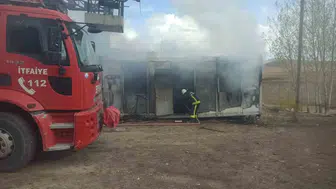 Başkale'de konteyner yangını mahalle sakinlerini korkuttu