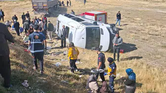 Van Gürpınar yolunda TIR ve minibüs çarpıştı 11 kişi yaralandı