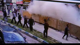 Van'da temel kazısı sırasında bitişikteki lokanta büyük bir gürültüyle çöktü