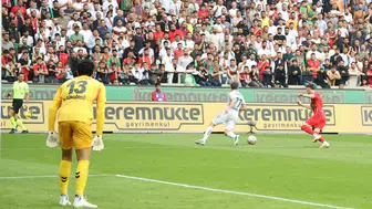 Amed Sportif Faaliyetler ile Konyaspor Arasındaki Mücadelede İlk Yarı Golsüz Tamamlandı