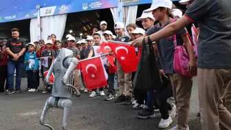 Robot köpek Şanlıurfa TEKNOFEST alanında çocukların gözdesi oldu