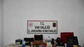 Van Gürpınar'da kaya mezarı patlayıcıyla patlatan defineciler suçüstü yakalandı